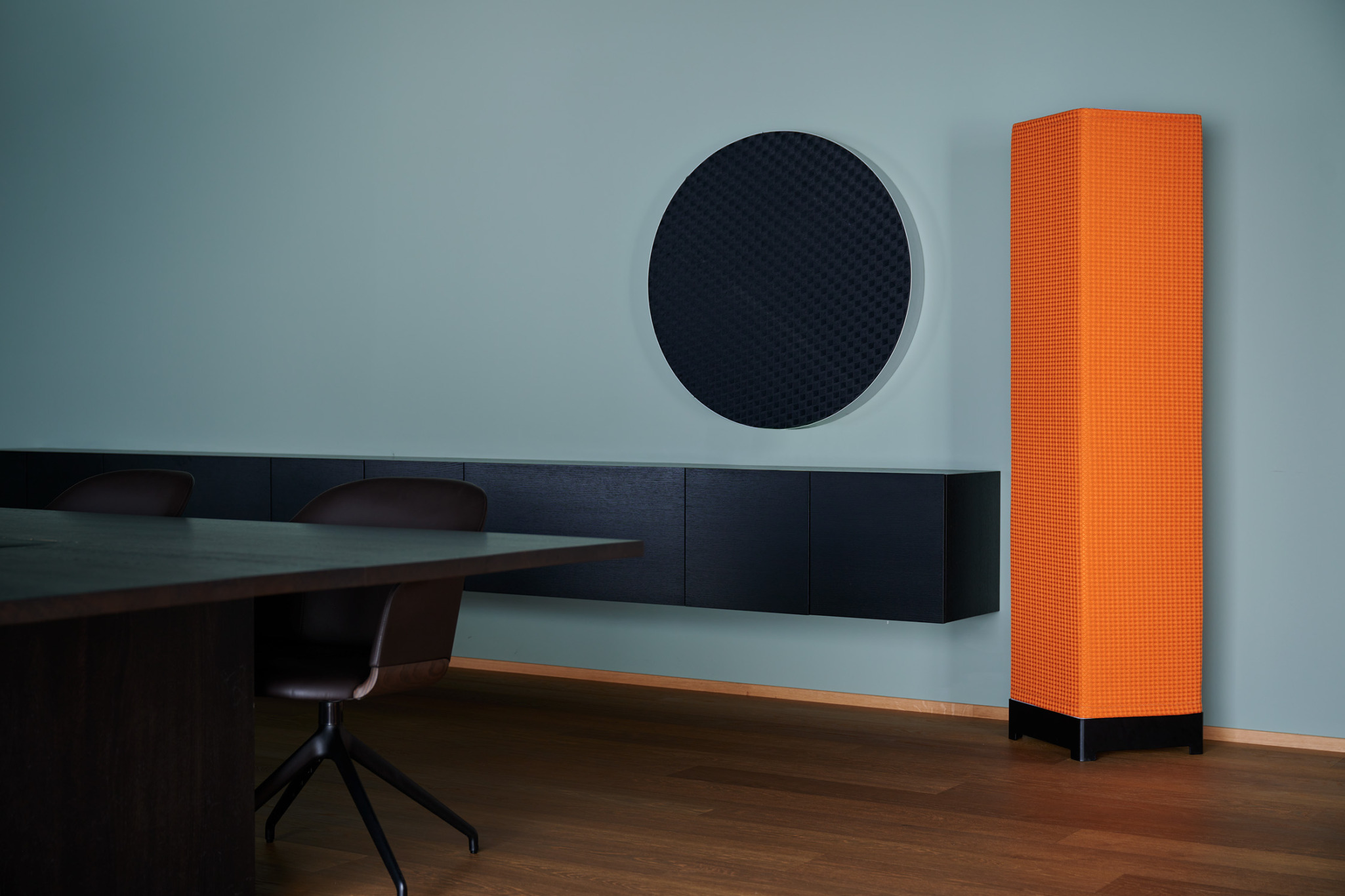 Fallstudie Akustik Großraumbüro 3 Absorber Akustik Element, rund, schwarz / Akustiksäule orange