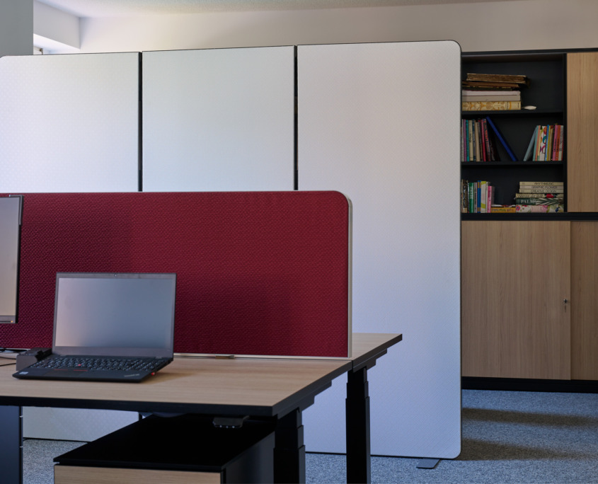 Acunic_171_by_Marcel_Hagen-studio22 Paravent 3-teilig weiss und Tischtopper Absorber rot