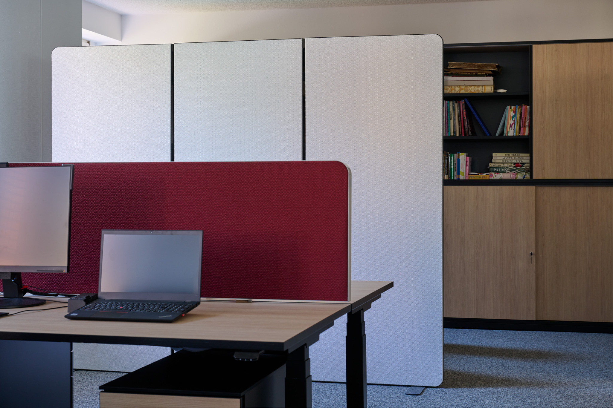 Fallstudie Akustik Großraumbüro 5 Paravent 3-teilig weiss und Tischtopper Absorber rot