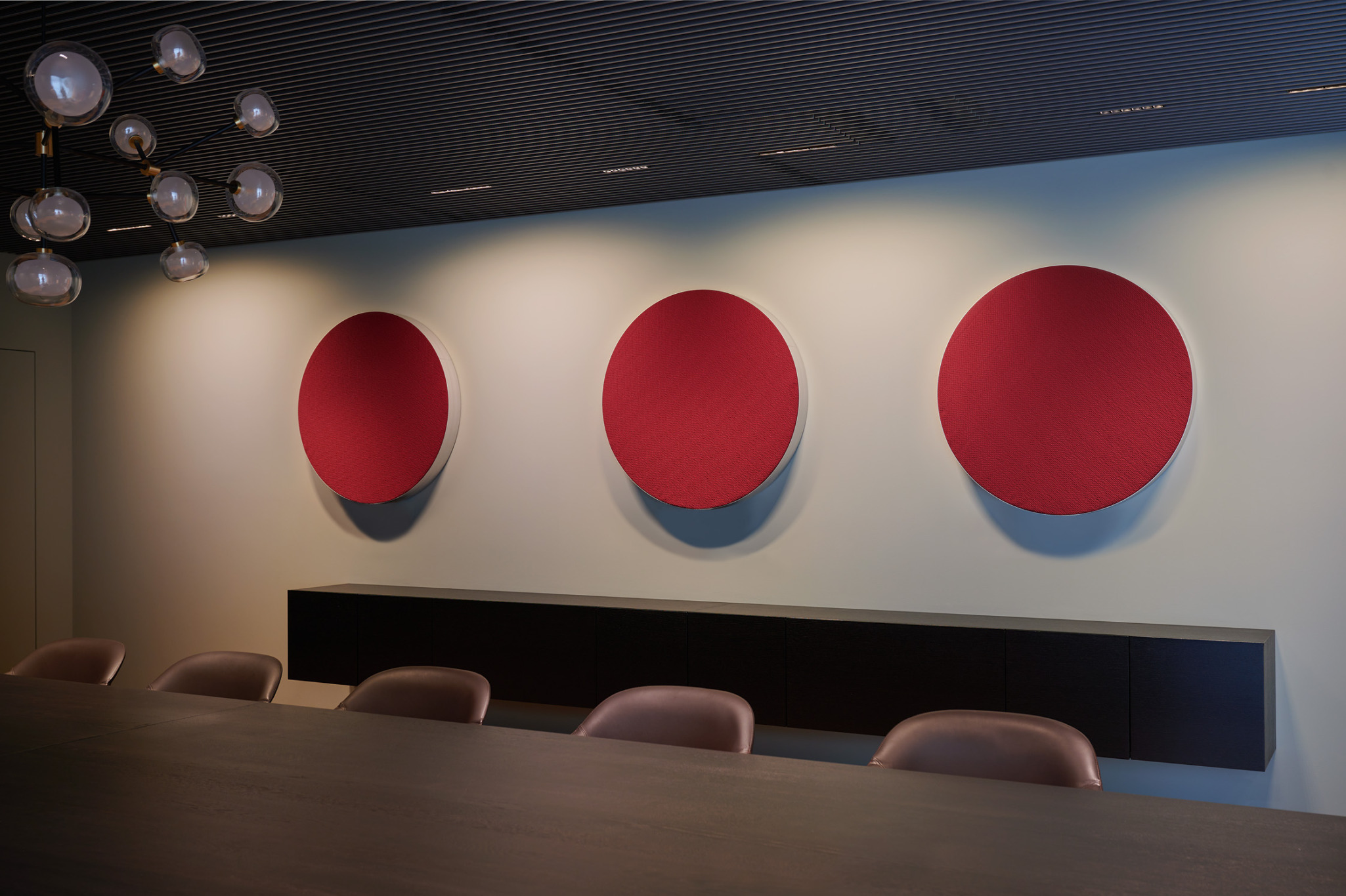 Fallstudie Akustik Großraumbüro 1 Absorber Akustik Element, rund, rot