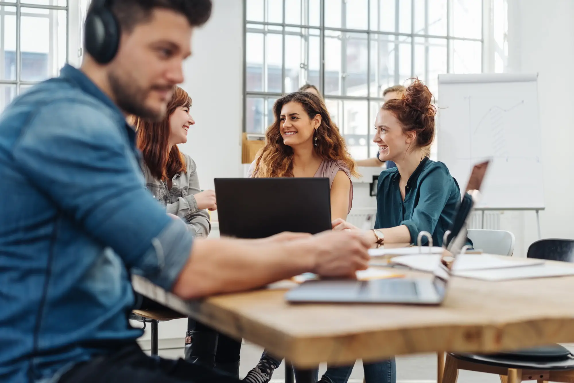 Büro mit Kopfhörer - Akustikberatung, Schallabsorber, Akustikkonzept