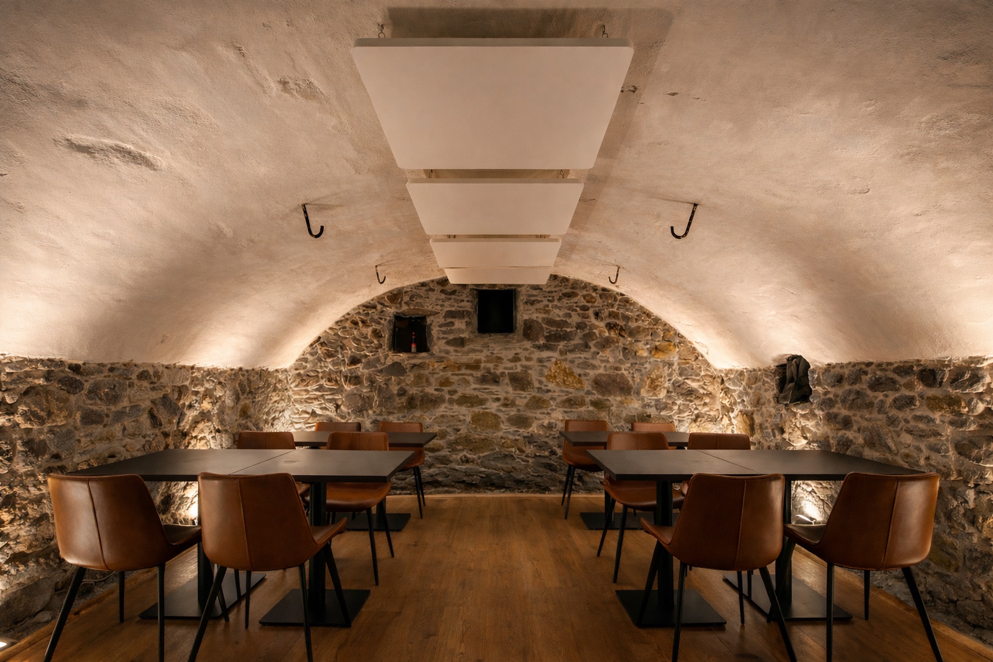 Gemütliches Restaurant mit Steinwänden-Gewölbe mit Deckenabsorber abgehängt für optimale Sprachverständlichkeit