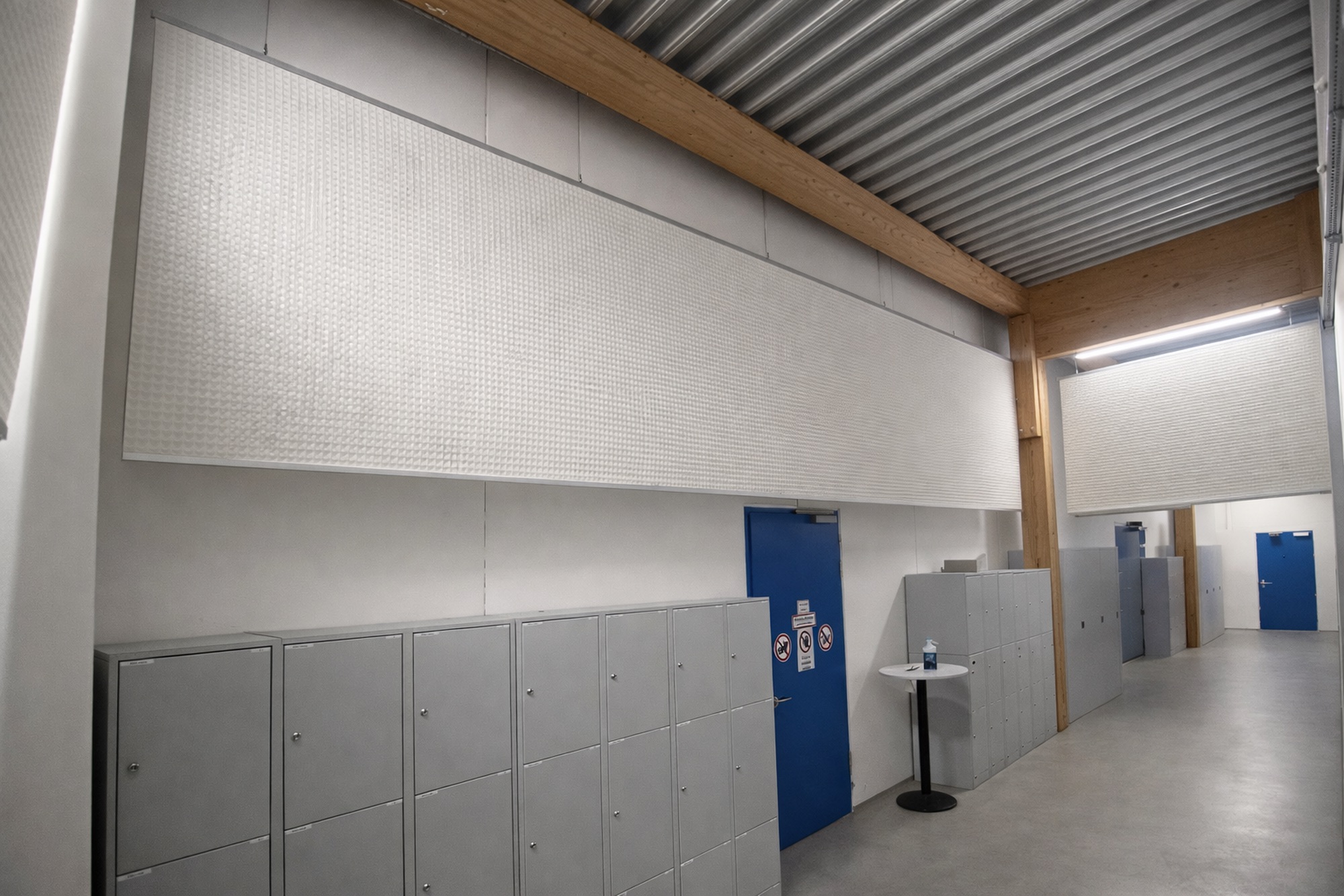Helle Halle mit Schließfächern und Türen mit Flächenvorhang optimiert